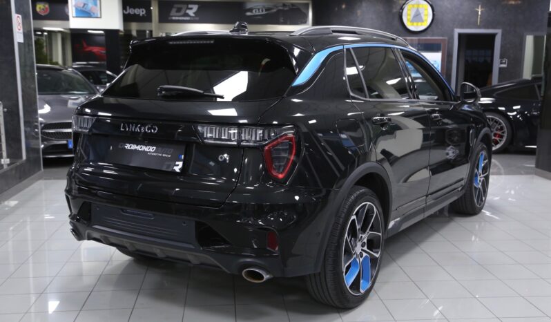 Lynk & Co 01 PHEV auto pieno