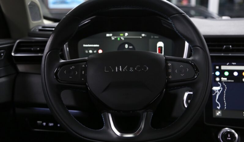 Lynk & Co 01 PHEV auto pieno